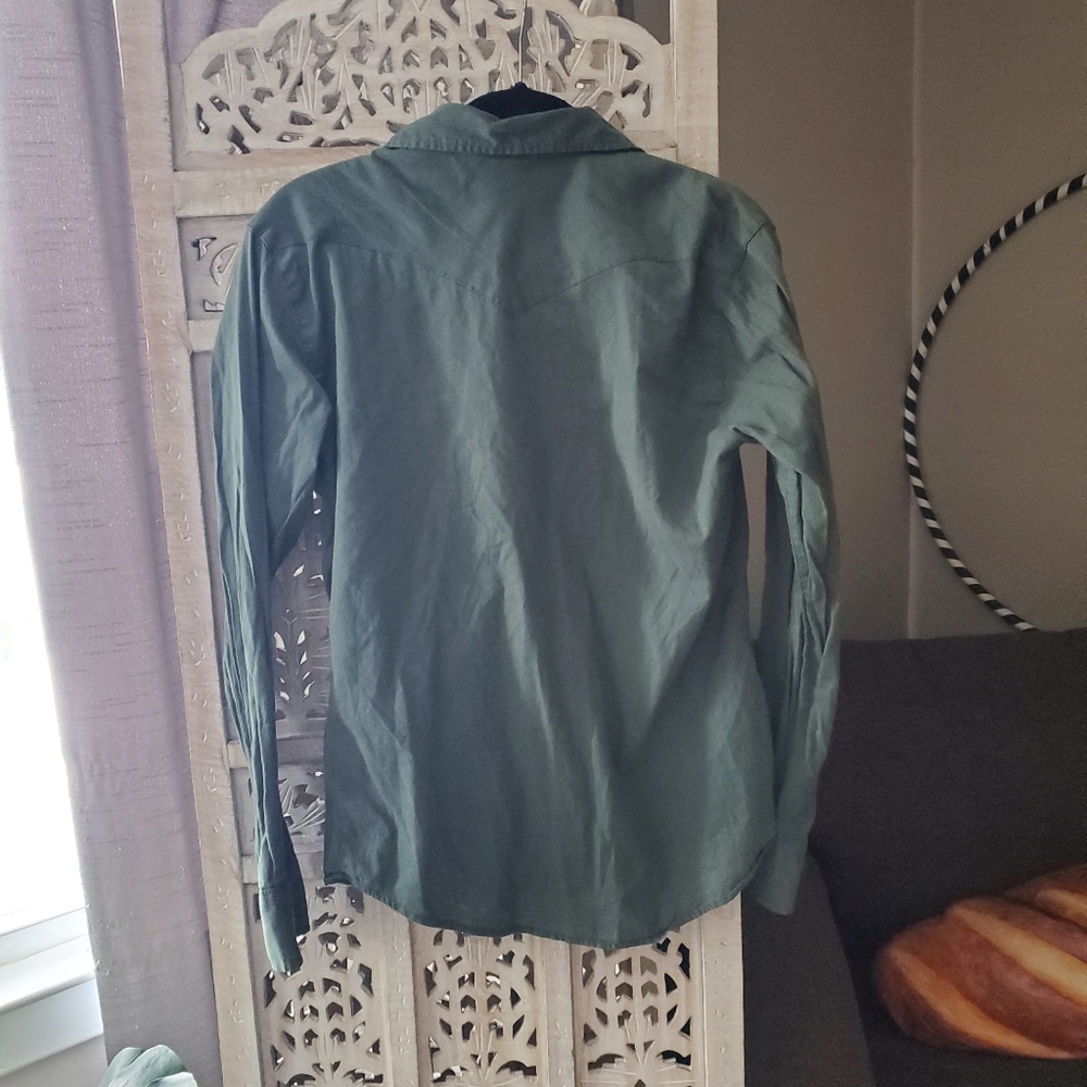 Buttonup - Picture 2 of 6